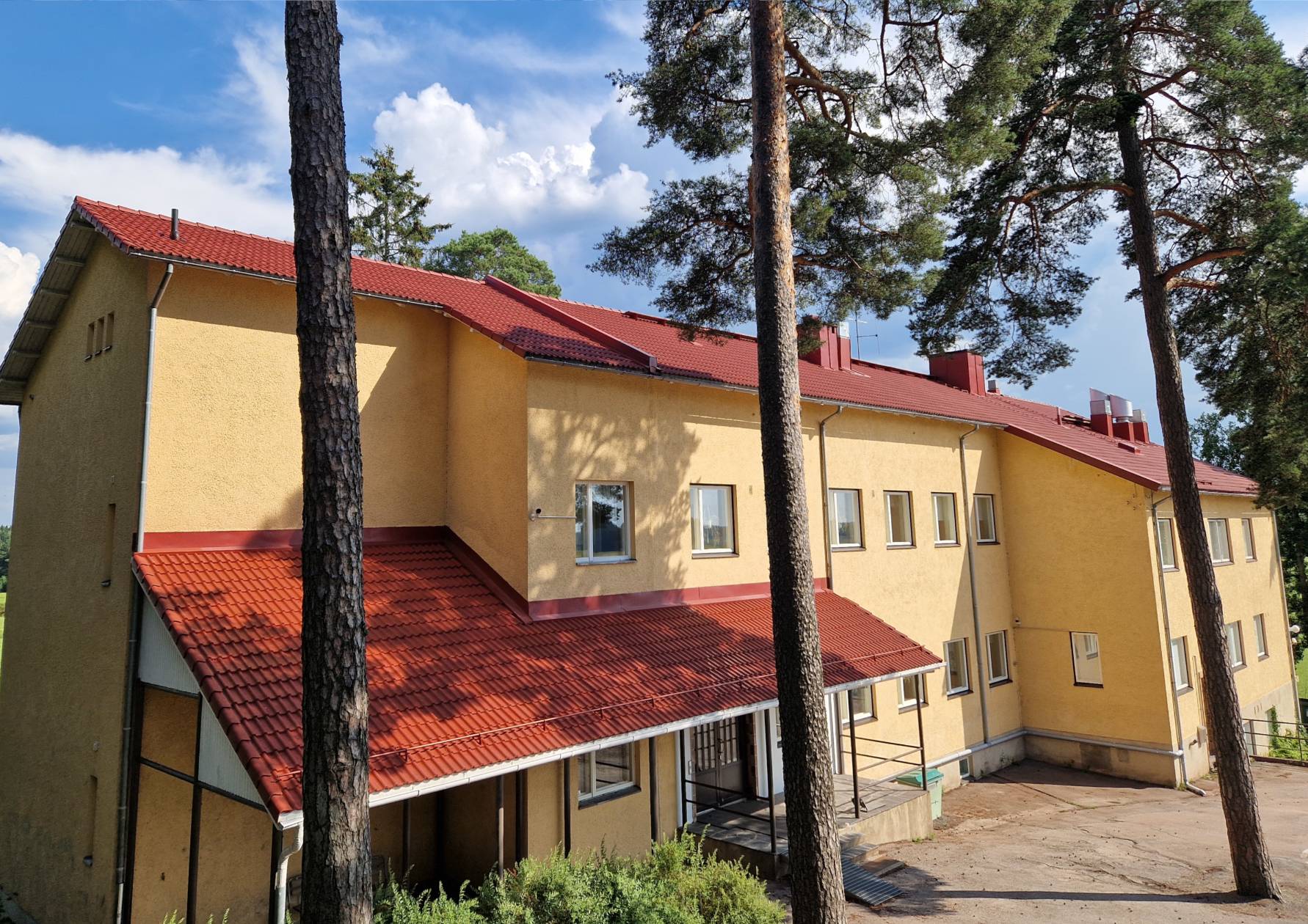 Kivikoulun katon maalaus Liedossa jälkeen