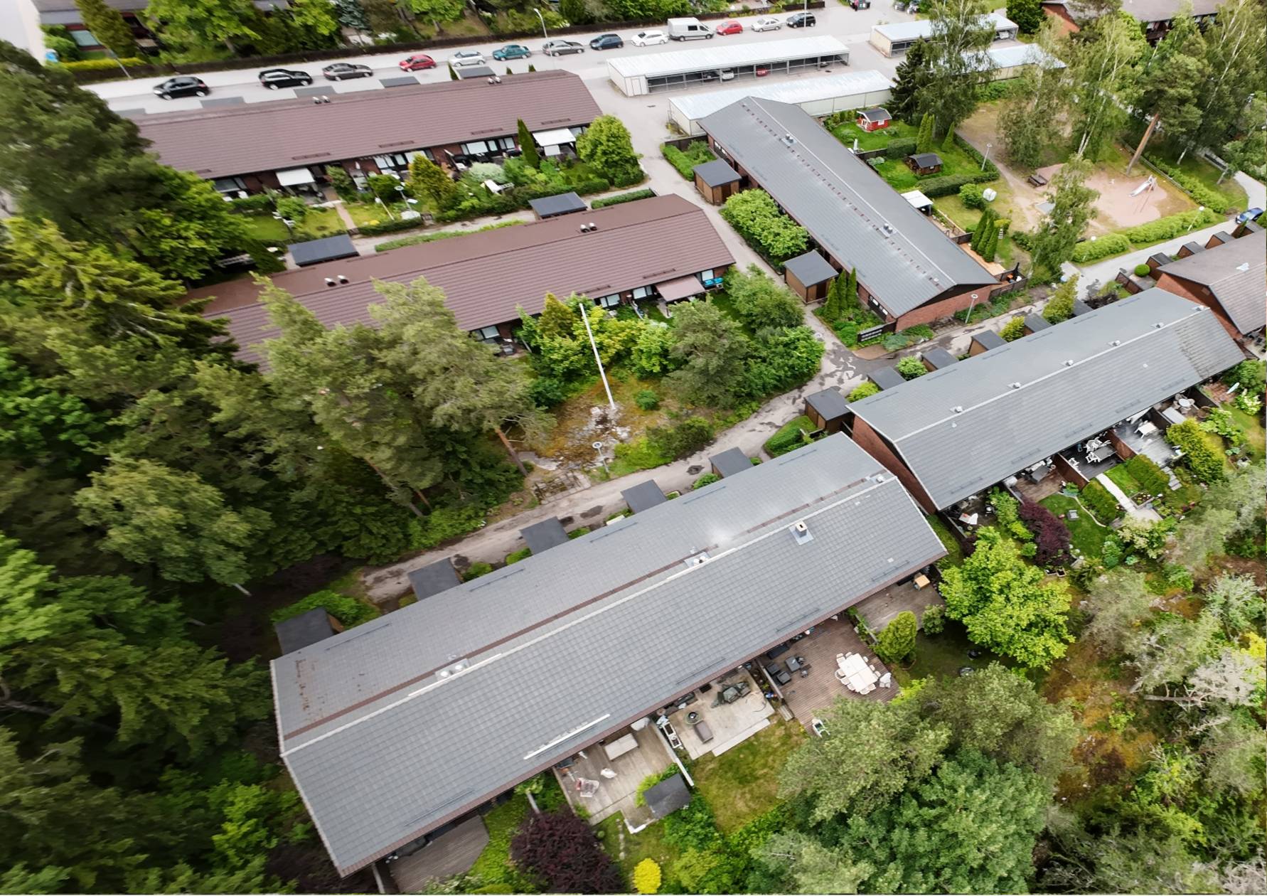 Rivitalon katon maalaus Turku ennen maalausta