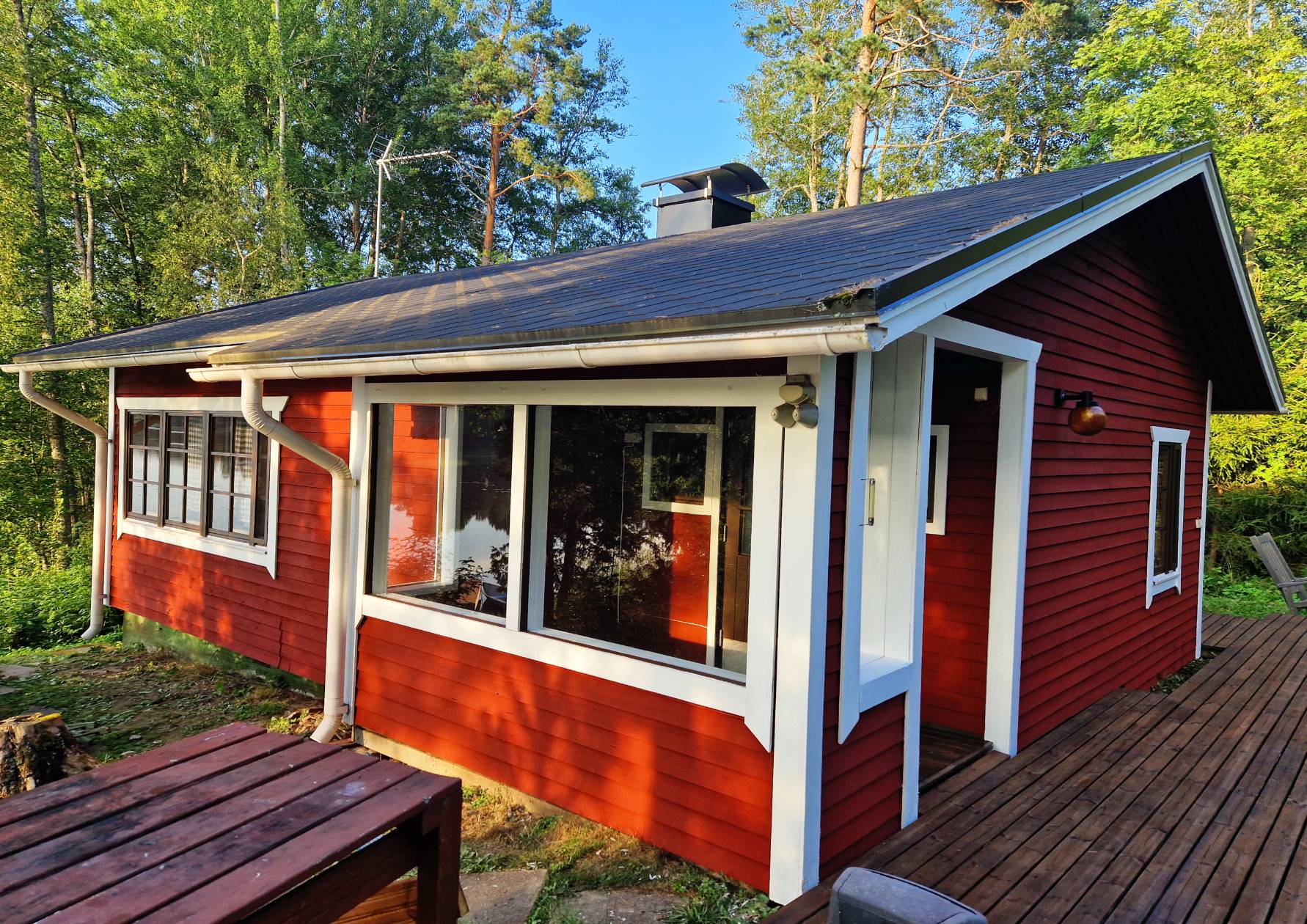 Pienen mökin maalausta Suomusjärvellä jälkeen