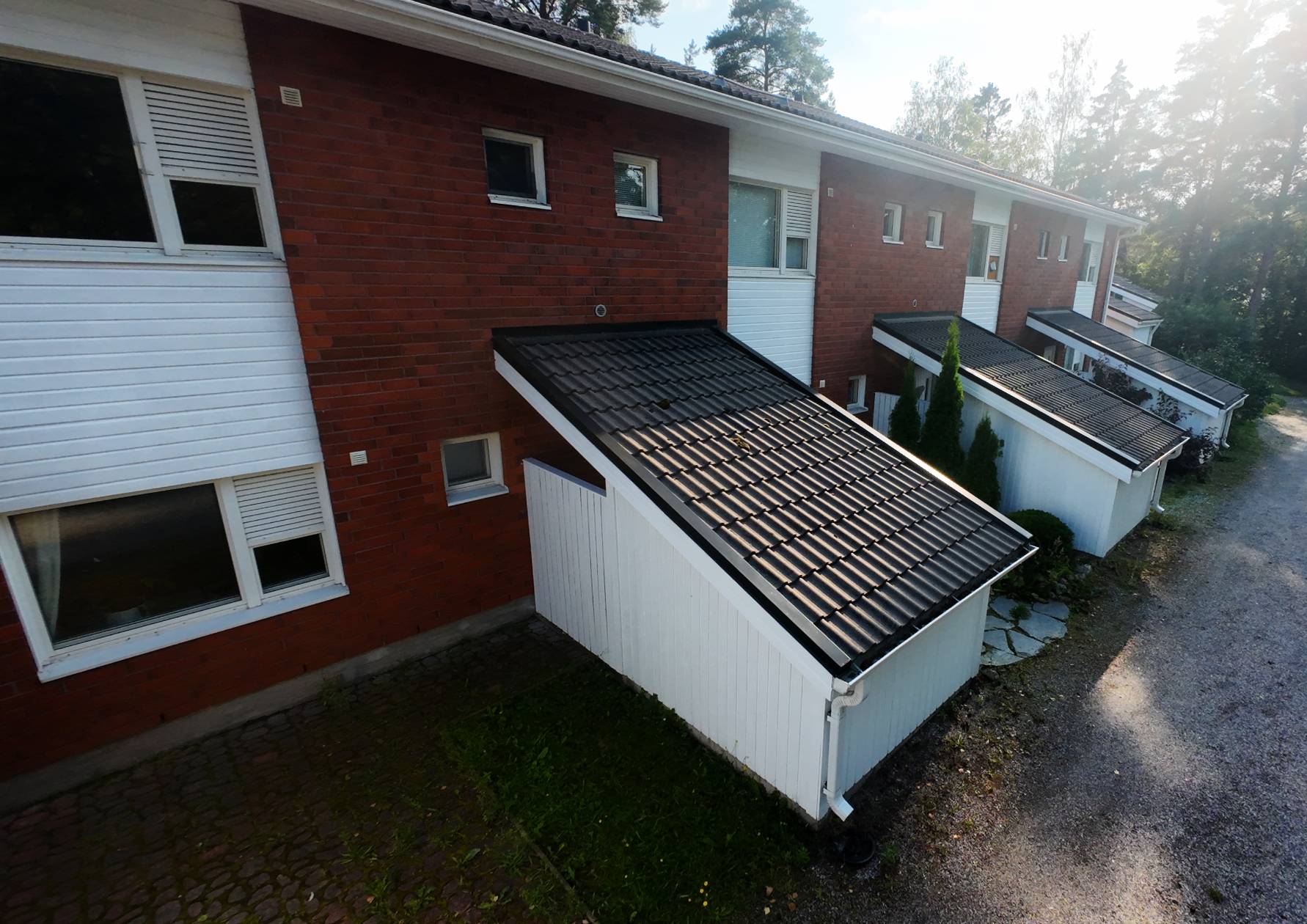 Rivitaloyhtiön julkisivu maalaus Mietoisissa