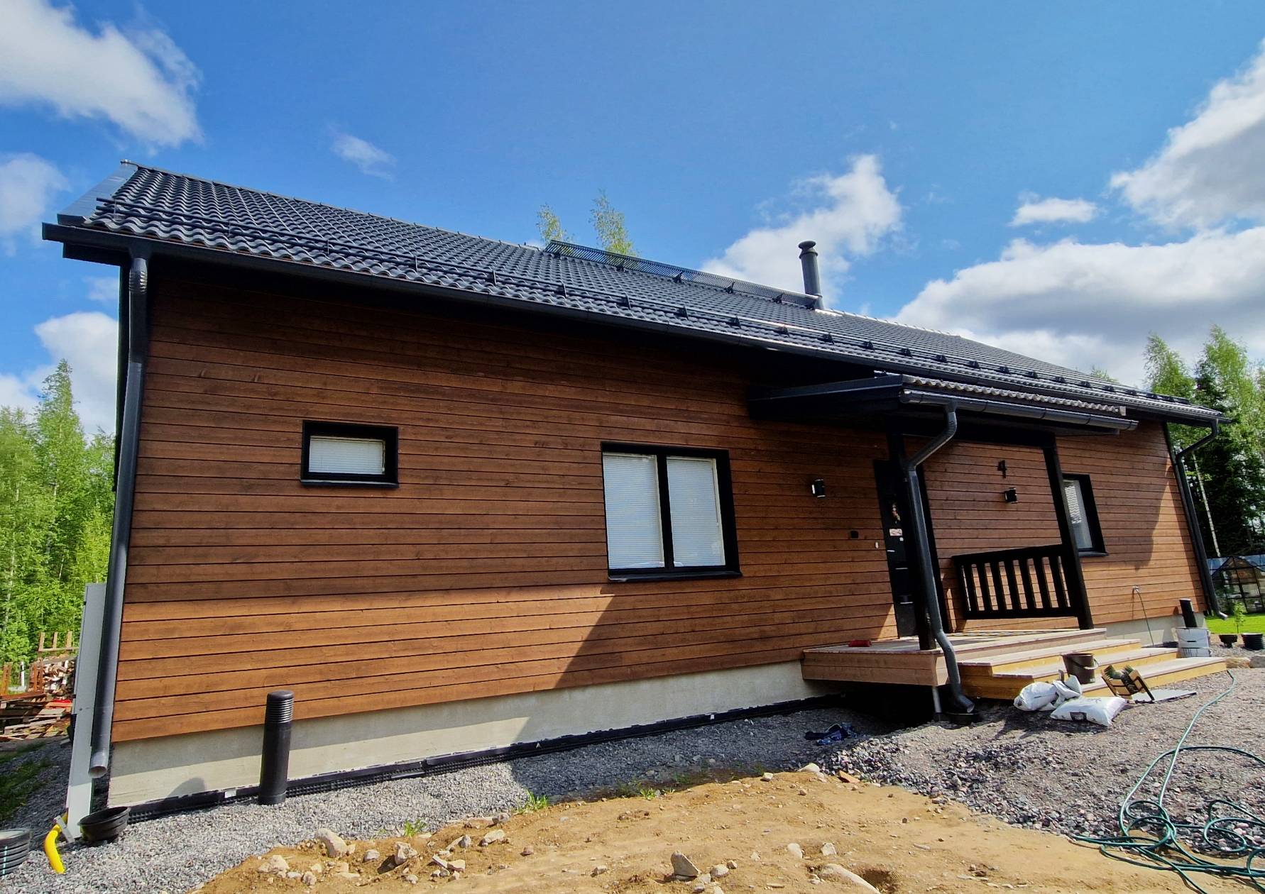 Omakotitalon maalaus Ruskossa Kuullotus