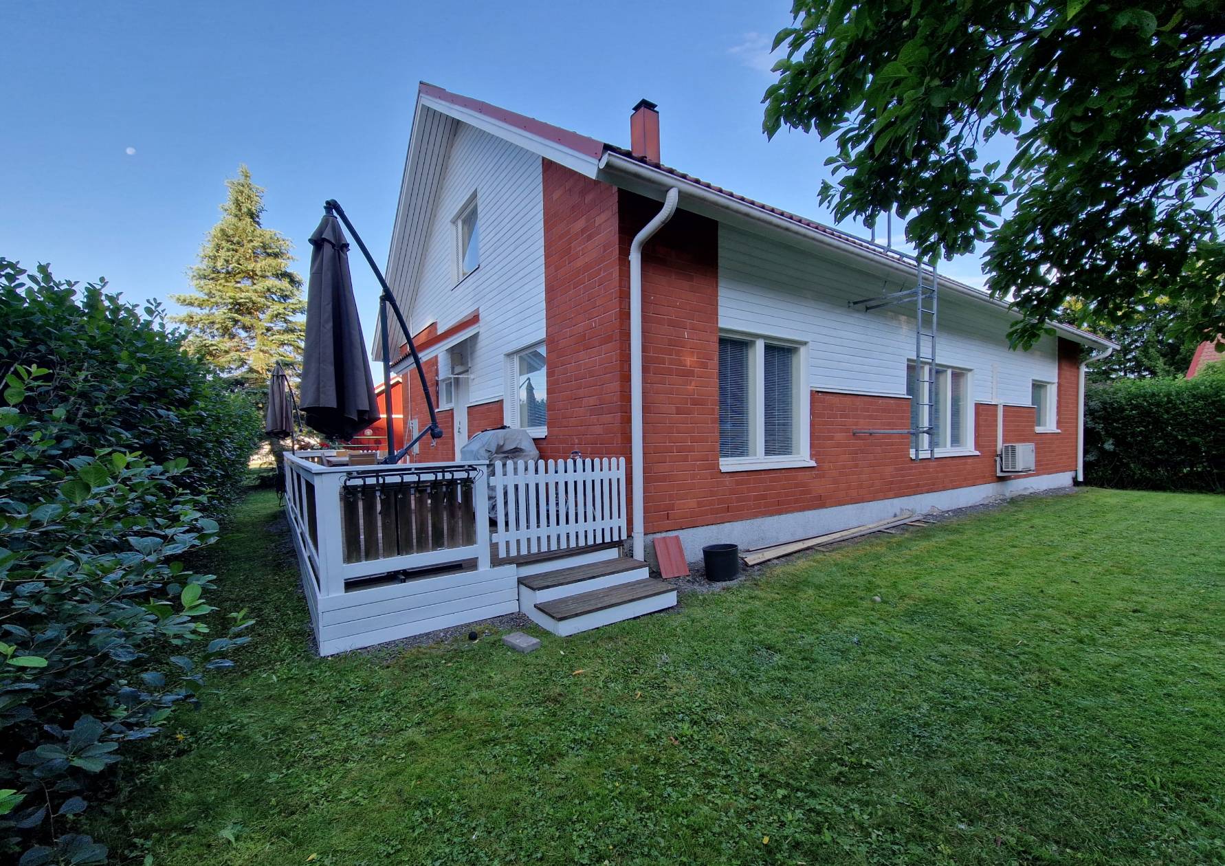 Omakotitalon maalaus lieto tiilitalo