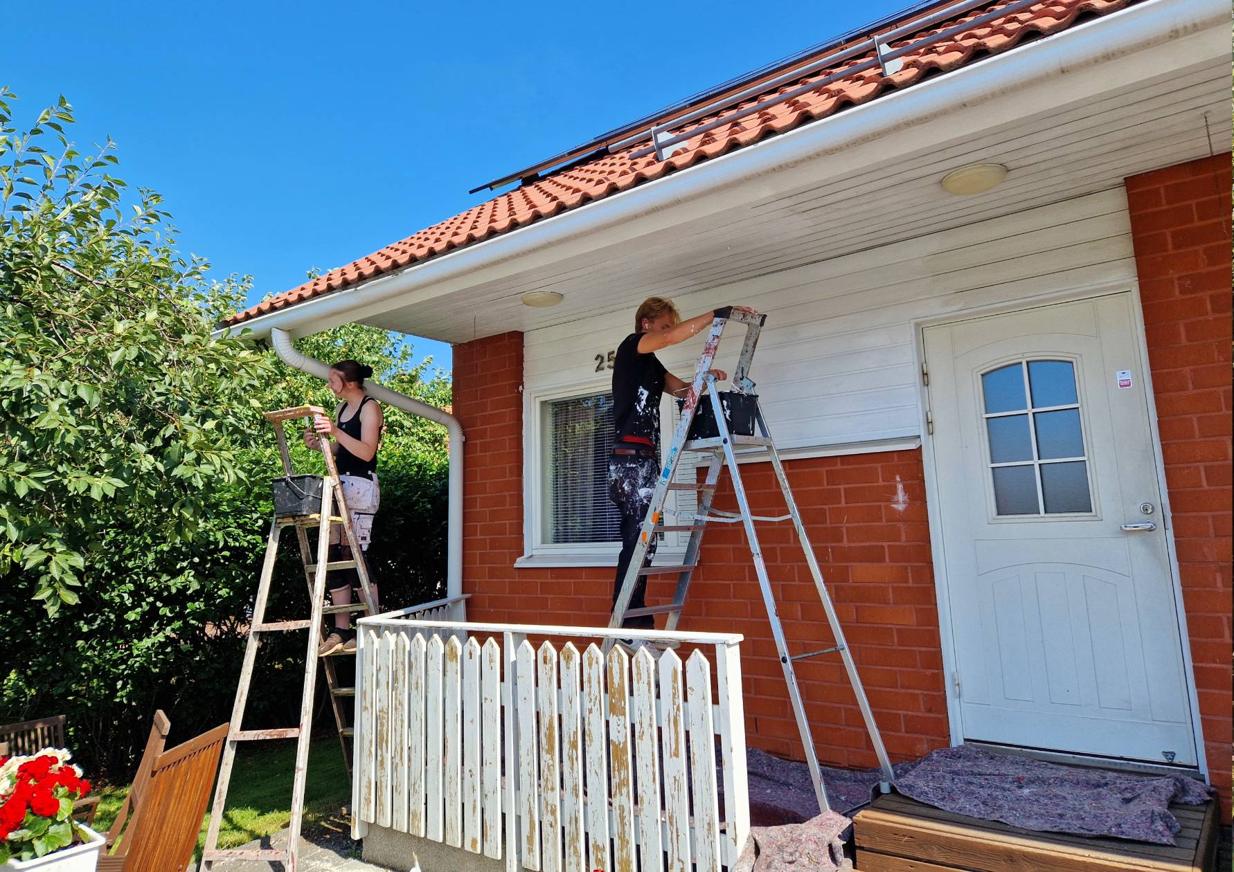 Talon huoltomaalausta Liedossa